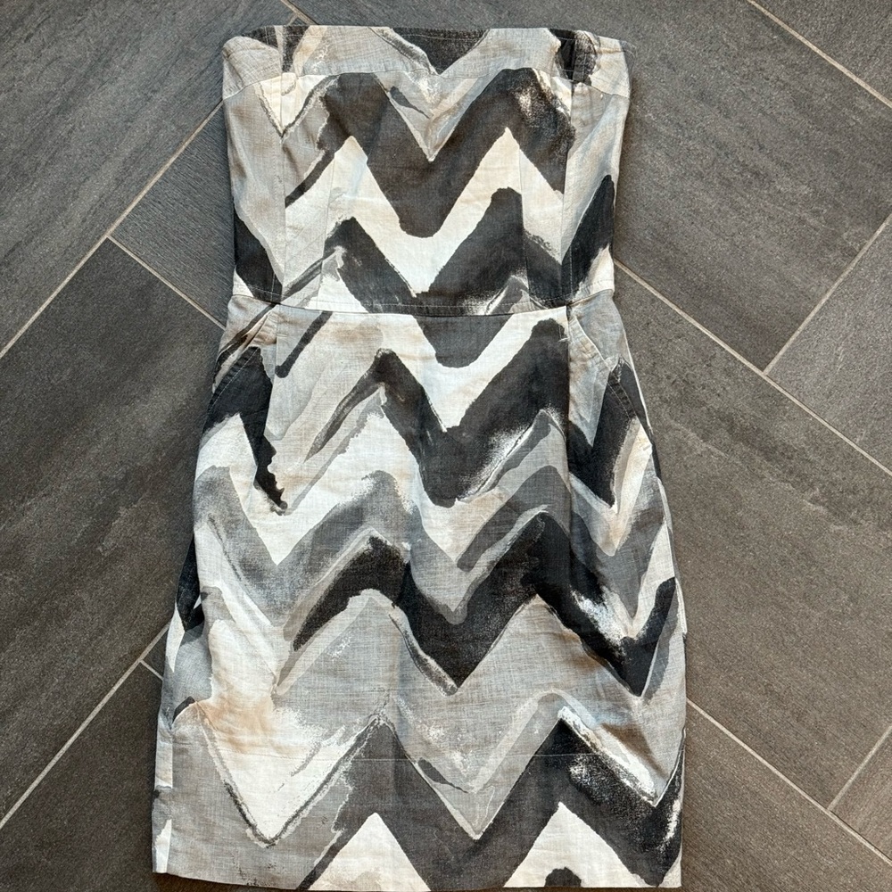 Banana Republic Strapless Dress - Black and Gray Zigzag size 0 EUC